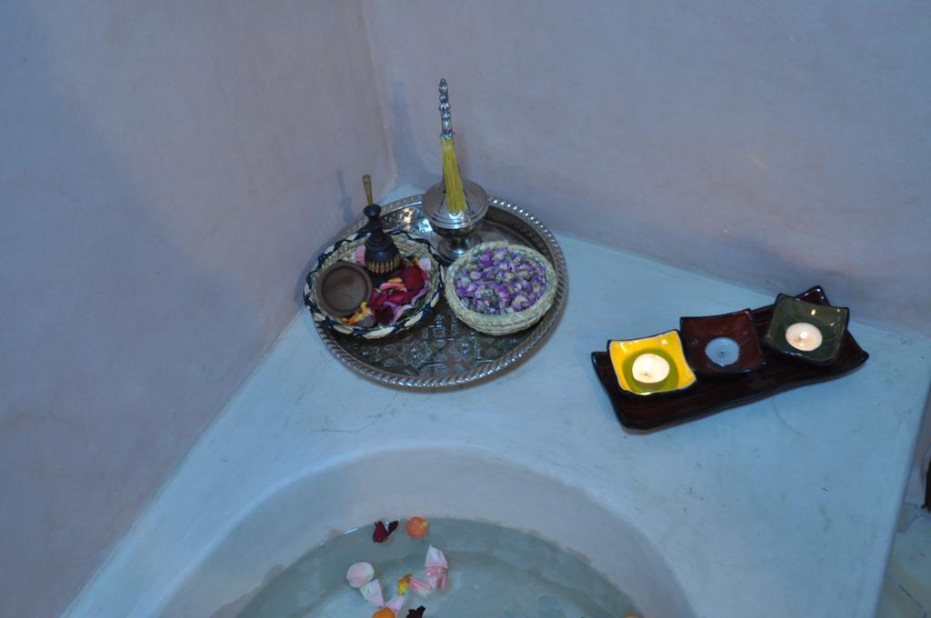 Riad La Famille Marrakesh Exterior photo