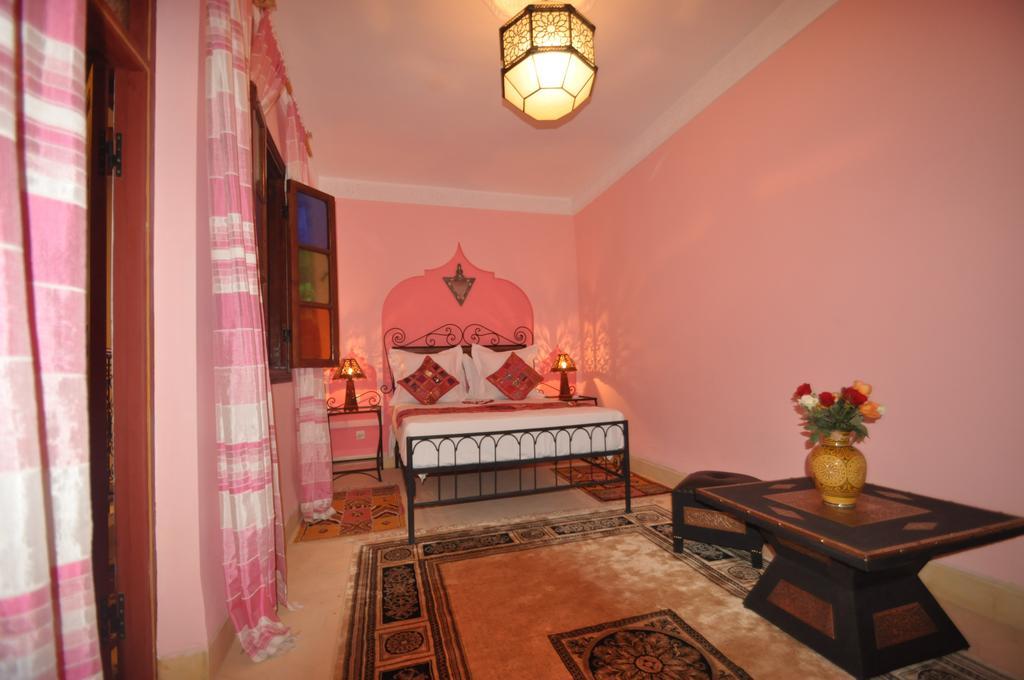Riad La Famille Marrakesh Exterior photo